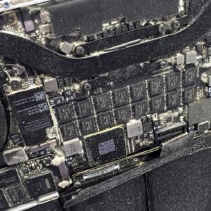Чистка макбуку від пилу з заміною термопасти