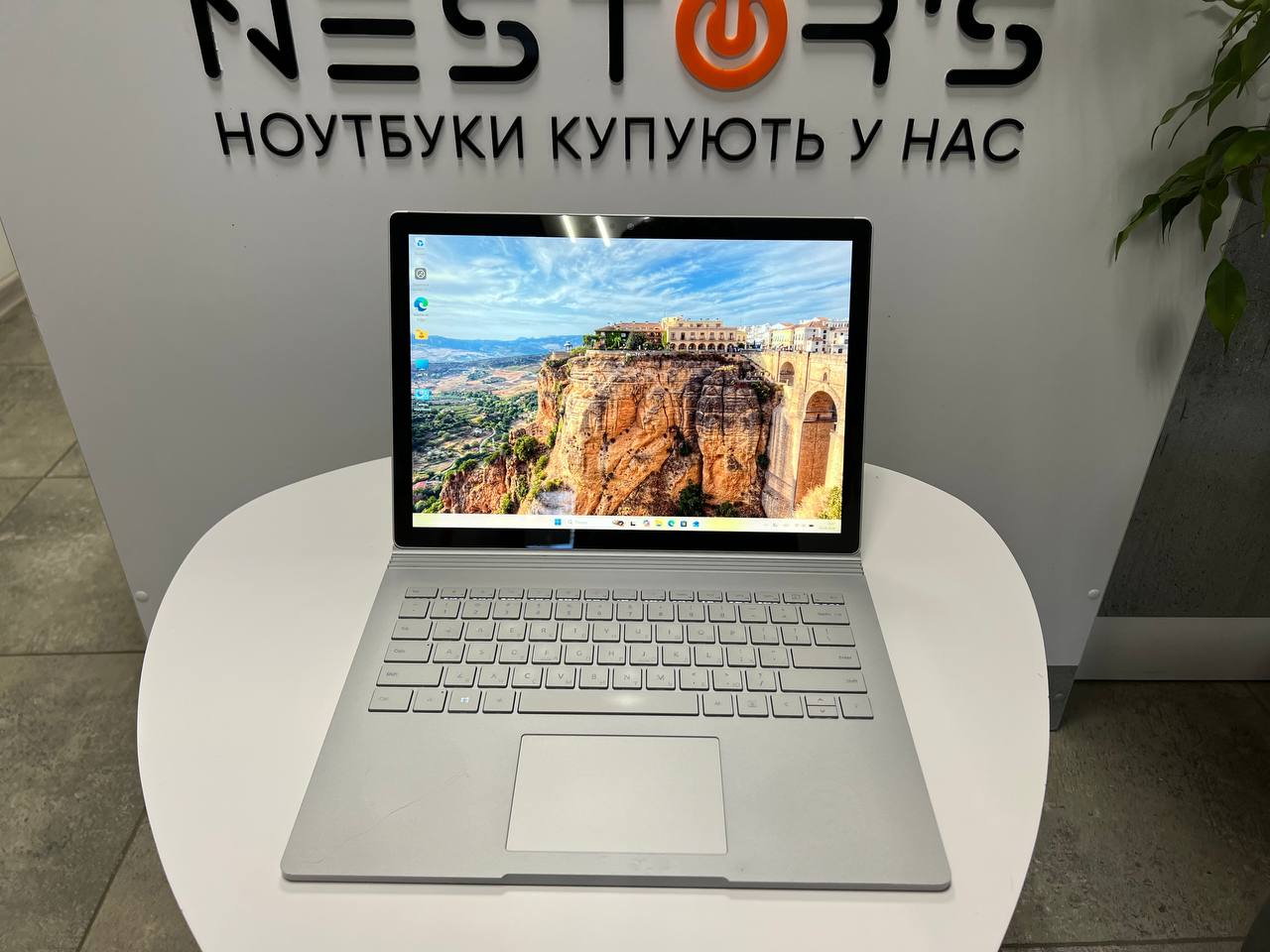 Сенсорний Microsoft Surface Book 2 зі зʼємним екраном