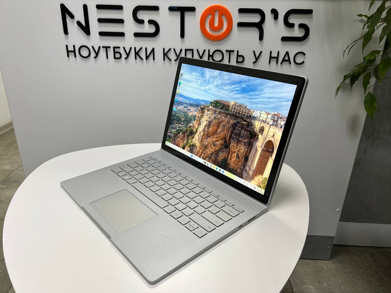 Сенсорний Microsoft Surface Book 2 зі зʼємним екраном