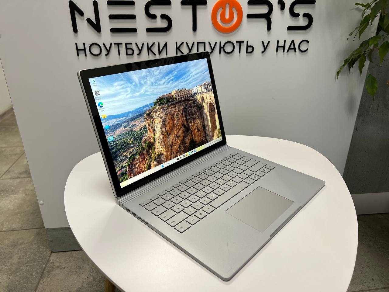 Сенсорний Microsoft Surface Book 2 зі зʼємним екраном