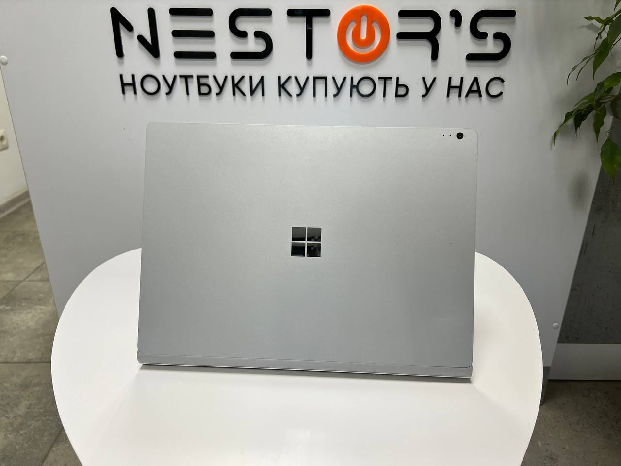 Сенсорний Microsoft Surface Book 2 зі зʼємним екраном