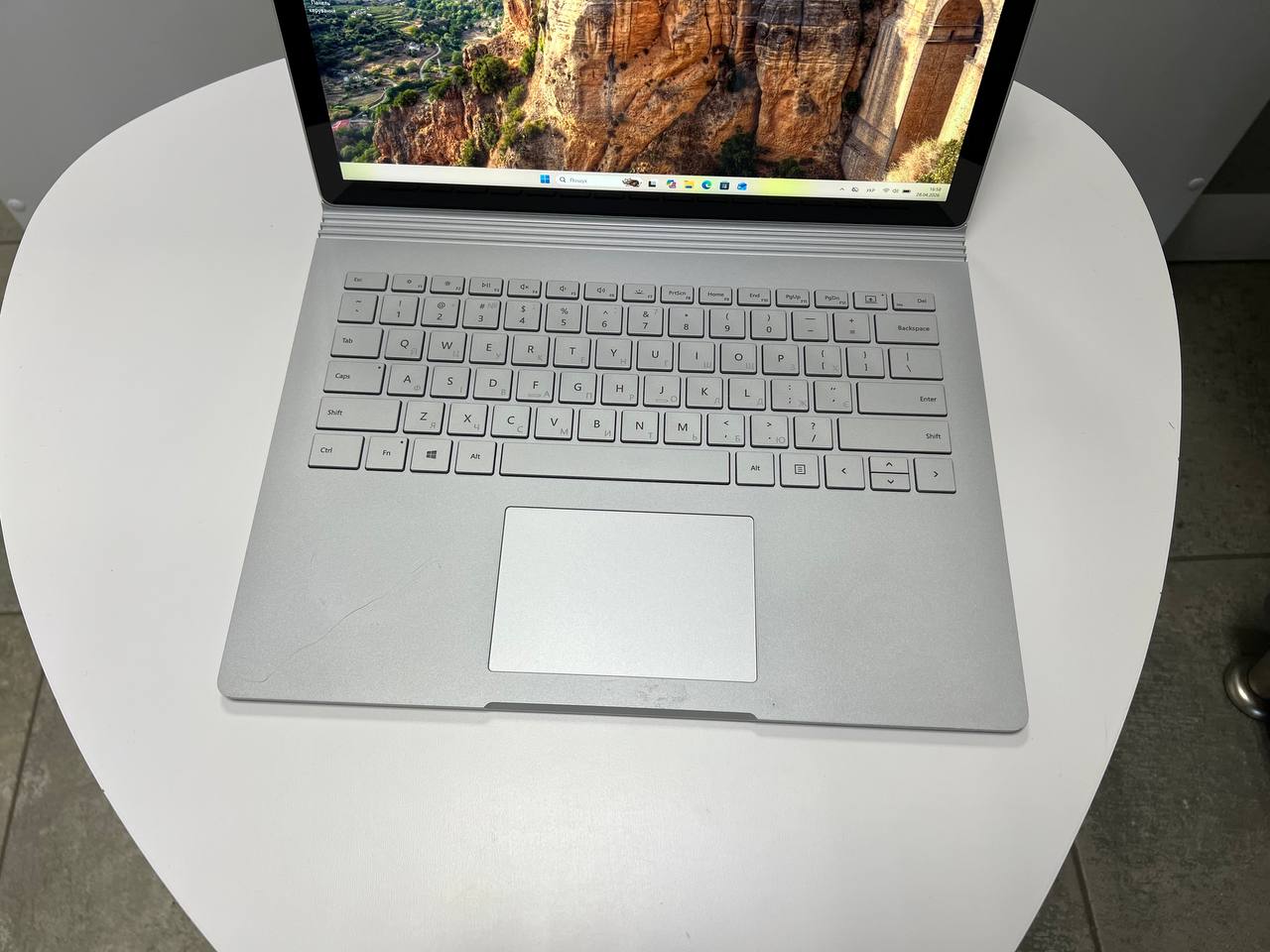 Сенсорний Microsoft Surface Book 2 зі зʼємним екраном