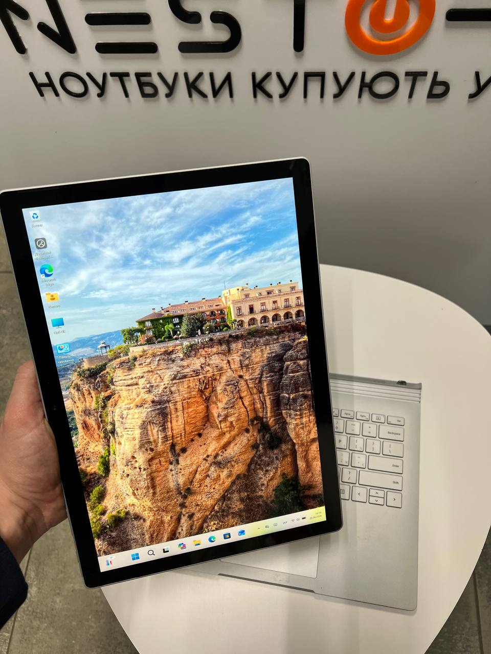 Сенсорний Microsoft Surface Book 2 зі зʼємним екраном