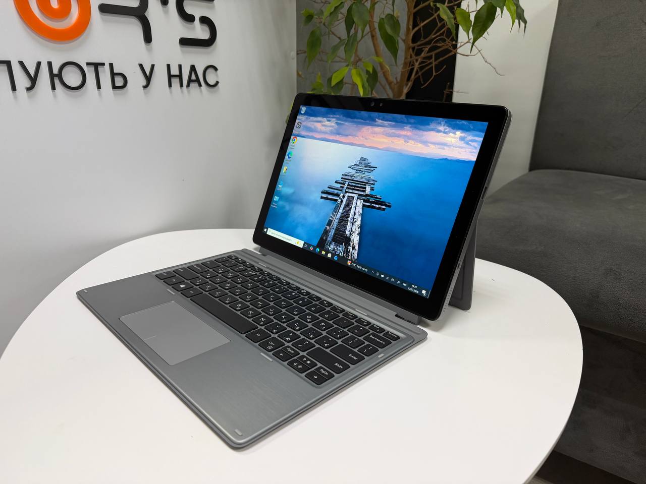 Сенсорний Dell Latitude 7200 зі зʼємною клавіатурою