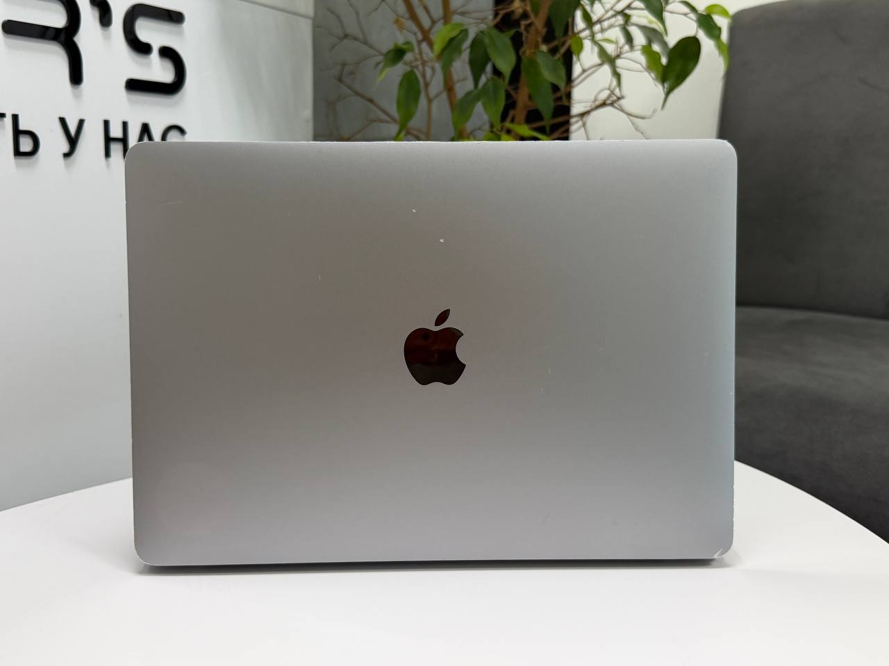 MacBook Pro 13 2020 M1 
TouchBar