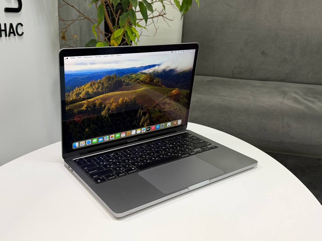 MacBook Pro 13 2020 M1 
TouchBar